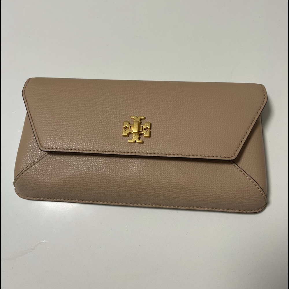 Tory Burch Wonen’s Kira Envelope Clutch in color Perfect Sand. Price is firm.